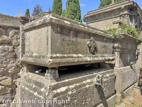 Viterbo - Il degrado e l'abbandono del cimitero San Lazzaro