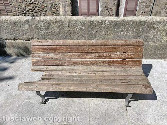 Viterbo - Una vecchia panchina di Bagnaia