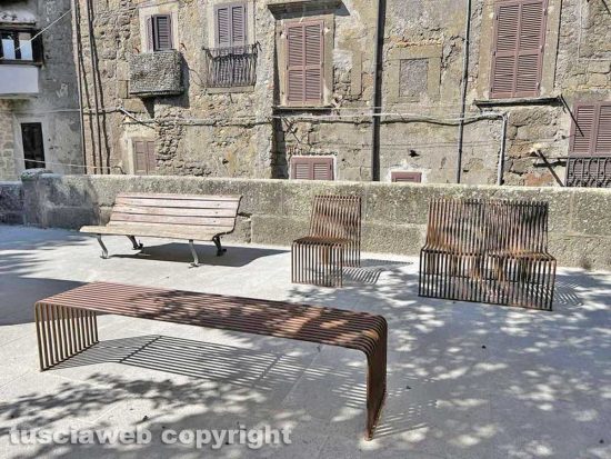 Viterbo - Le nuove panchine di Bagnaia