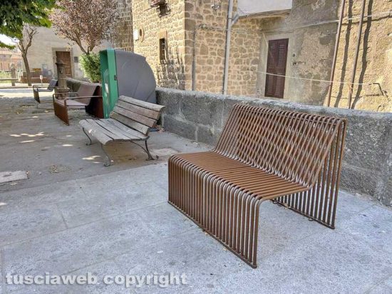 Viterbo - Le nuove panchine di Bagnaia