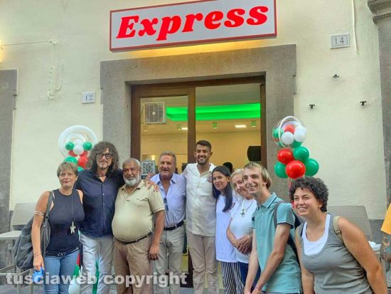 Viterbo - Rob e Riyad Miah insieme ad Enrico Panunzi, Marta Nori, Massimo Erbetti, Alessandra Croci, Mirko Giuggiolini e Lucia Ferrante