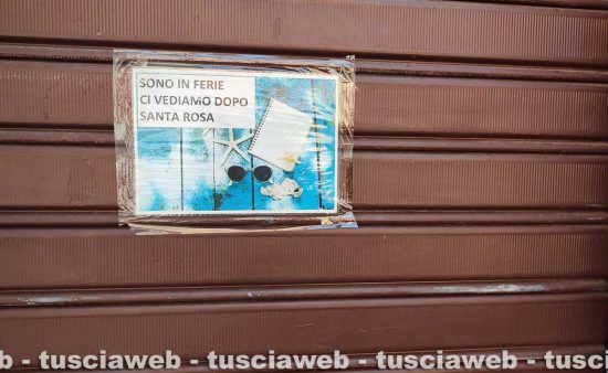Ferragosto 2024 - L'originale cartello comparso su una serranda del centro per annunciare le ferie