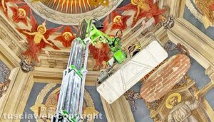 Viterbo - Crolla parte di un affresco della cupola della chiesa di Santa Rosa
