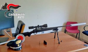 Poggio Mirteto - La carabina sequestrata dai carabinieri al 41enne fermato per un controllo