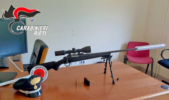 Poggio Mirteto - La carabina sequestrata dai carabinieri al 41enne fermato per un controllo