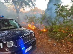 Carabinieri sul posto dell'incendio - Foto di repertorio