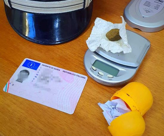 Faleria - La droga sequestrata e la patente ritirata