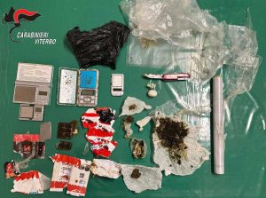 Soriano nel Cimino - Carabinieri - La droga e il materiale sequestrati
