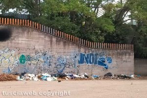 Viterbo - Rifiuti nel parcheggio dello stadio
