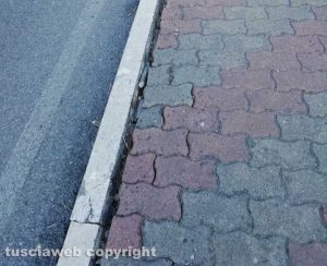 Orte - Le condizioni del marciapiede in via Penna Teverina