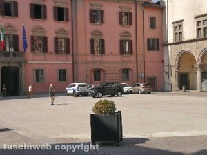 Viterbo - Auto parcheggiate in piazza del comune
