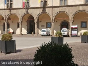 Viterbo - Auto parcheggiate in piazza del comune