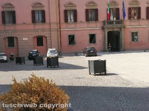 Viterbo - Auto parcheggiate in piazza del comune