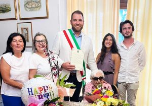 Celleno - Da sinistra la consigliera Rosella Manganello, l'operatore socio sanitario di Villa Acquaforte di Celleno, il sindaco Luca Beraldo, la consigliera Caterina Franceschini, il vicesindaco Simone Tonizza e la signora Esterina Massaccesi