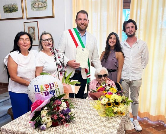 Celleno - Da sinistra la consigliera Rosella Manganello, l'operatore socio sanitario di Villa Acquaforte di Celleno, il sindaco Luca Beraldo, la consigliera Caterina Franceschini, il vicesindaco Simone Tonizza e la signora Esterina Massaccesi