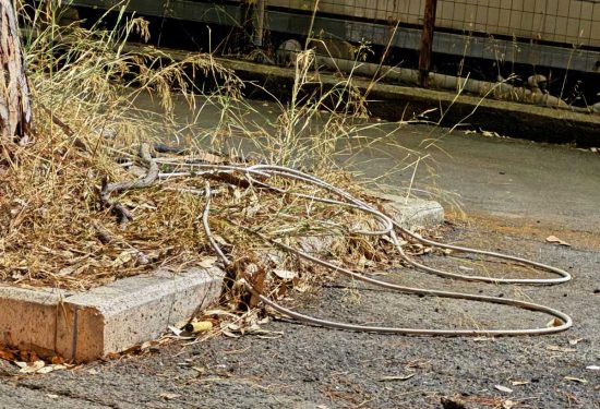 Civitavecchia - Cavi pericolanti al piazzale della chiesa Pantano