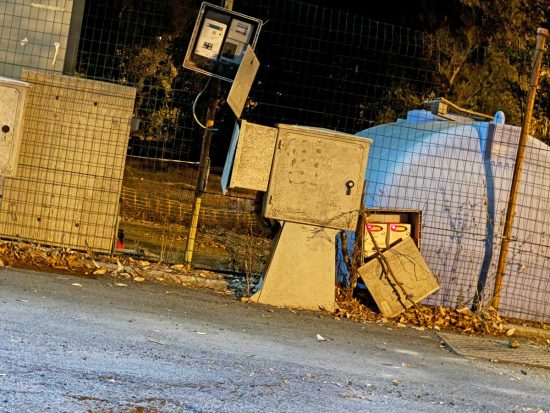 Civitavecchia - Cavi pericolanti al piazzale della chiesa Pantano