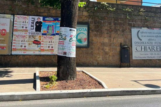 Capranica - I manifesti della festa del Cacciatore sugli alberi