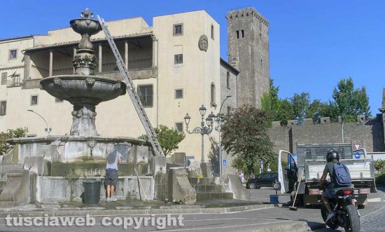 Viterbo - Ripulita la fontana del Vignola a piazza della Rocca