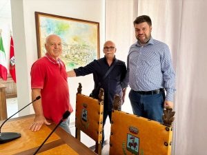 Bassano in Teverina - L'artista Riccardo Sanna dona un'opera ai bassanesi - Da sinistra Rodolfo Felici, Riccardo Sanna, Alessandro Romoli