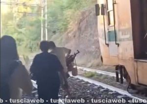 Passeggeri del treno Roma-Viterbo bloccati in galleria e costretti a camminare sui binari