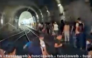 Passeggeri del treno Roma-Viterbo bloccati in galleria e costretti a camminare sui binari