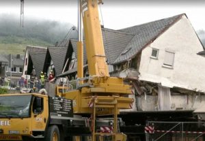 Krov - Crolla un piano di un albergo in Germania