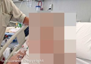 Belcolle - Vietato fare foto in ospedale - Lo scatto di un figlio con l'anziana madre