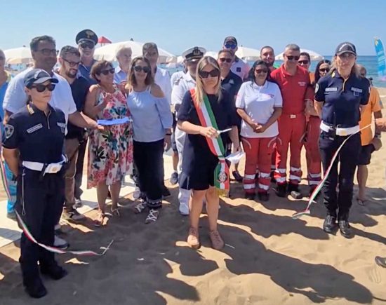 Santa Severa - Taglio del nastro alla spiaggia inclusiva per i disabili e i loro amici a 4 zampe