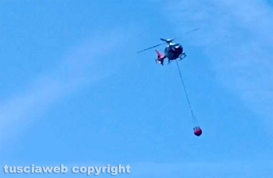 Un elicottero in azione per spegnere l'incendio