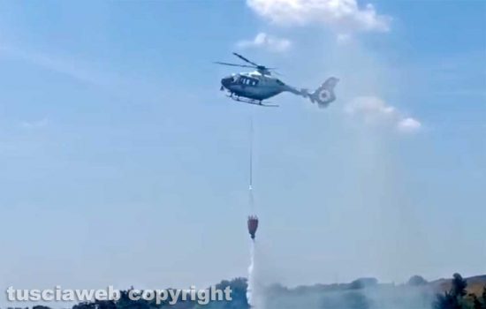 Un elicottero in azione per spegnere l'incendio