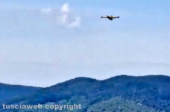 Un canadair in volo sul lago di Vico