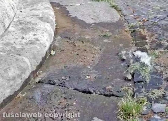 Viterbo - La perdita d'acqua in piazza Dante