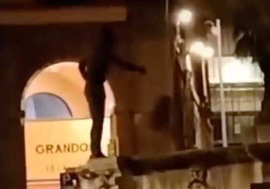 Viterbo - Uomo sale sulla fontana di piazza della Rocca