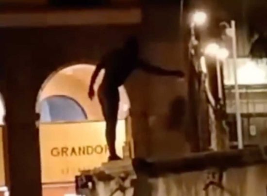 Viterbo - Uomo sale sulla fontana di piazza della Rocca