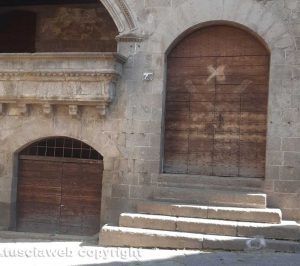 Viterbo - Portone palazzo degli Alessandri