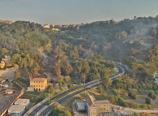 Roma - Immagini girate dalla protezione civile regionale sull'incendio a Monte Mario