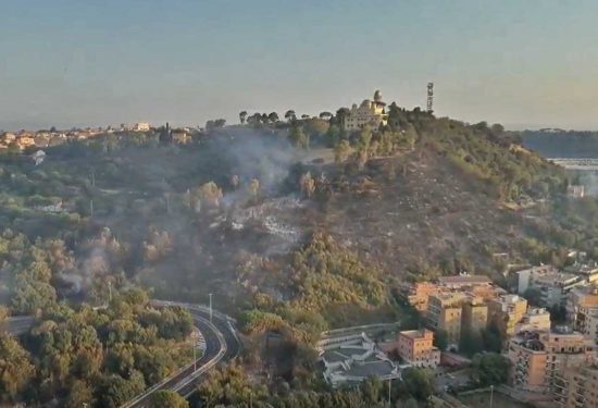 Roma - Immagini girate dalla protezione civile regionale sull'incendio a Monte Mario