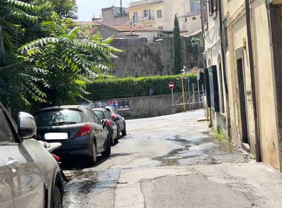 Viterbo - Acque di scarico di fronte alle porte di casa in via di Prato Giardino