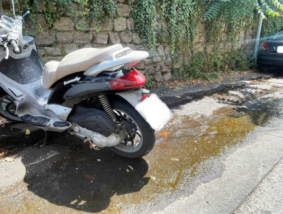 Viterbo - Acque di scarico di fronte alle porte di casa in via di Prato Giardino