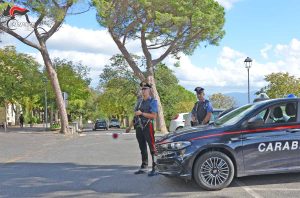 Fara Sabina - Con una piccola piantagione di canapa indiana in casa e in possesso di hashish, arrestato