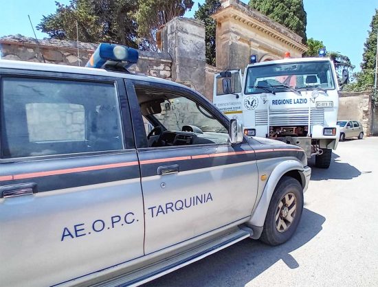 Tarquinia - Catasta di legno a fuoco vicino alla vecchia Aurelia