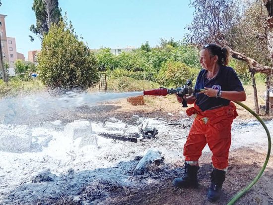 Tarquinia - Catasta di legno a fuoco vicino alla vecchia AureliaTarquinia - Catasta di legno a fuoco vicino alla vecchia Aurelia