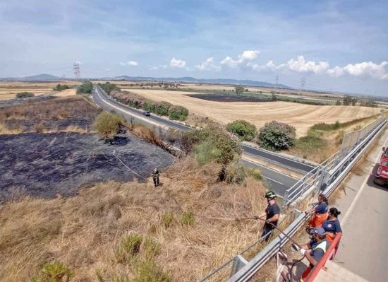 Montalto di Castro - Vasto incendio di sterpaglie a bordo della strada AureliaMontalto di Castro - Vasto incendio di sterpaglie a bordo della strada Aurelia