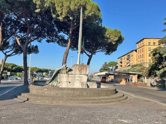Viterbo - Monumento dei Paracadutisti d'Italia, vasca vuota con immondizia e peperino scalfito