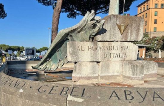 Viterbo - Monumento dei Paracadutisti d'Italia, vasca vuota con immondizia e peperino scalfito