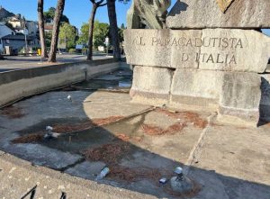 Viterbo - Monumento dei Paracadutisti d'Italia, vasca vuota con immondizia e peperino scalfito