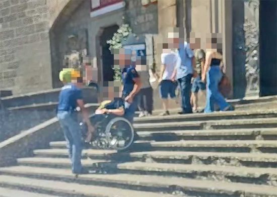 Viterbo - Poliziotti aiutano una signora in carrozzina a scendere le scale del duomo