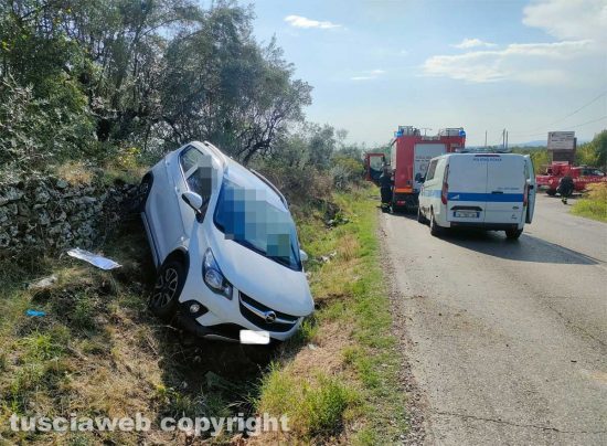 Viterbo - Fuori strada con l'auto, donna estratta dalle lamiere