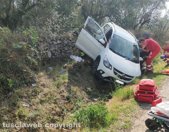Viterbo - Fuori strada con l'auto, donna estratta dalle lamiere